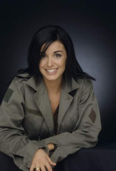 Cheveux noir corbeau et raie sur le côté, le look de Jenifer après sa victoire à la Star Academy en 2002