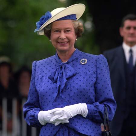 Elisabeth II parée de perles, à Ascot, en 1990.