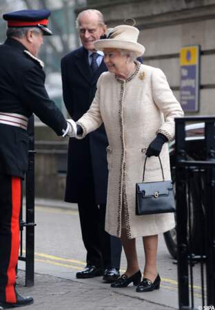 Elizabeth II et le prince Philip à l'entrée de la station de Baker Street