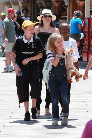 Angelina Jolie est une maman poule, toujours prête à faire plaisir à ses enfants et leurs amis à Disney.