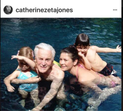 Kirk Douglas avec ses petits-enfants et sa belle-fille Catherine Zeta-Jones