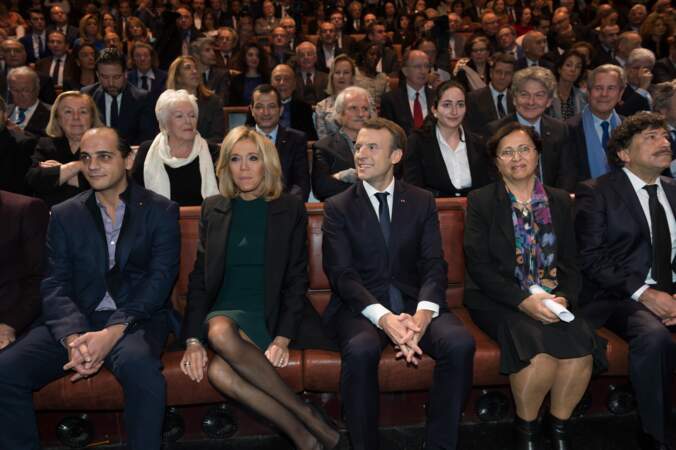 Brigitte Macron en robe courte verte qui dévoile ses belles jambes 