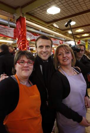 Emmanuel Macron prend la pose avec des vendeuses