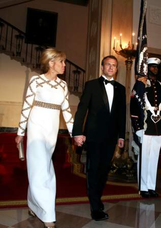 Emmanuel Macron et sa femme la Première Dame Brigitte Macron en robe Louis Vuitton à dorures