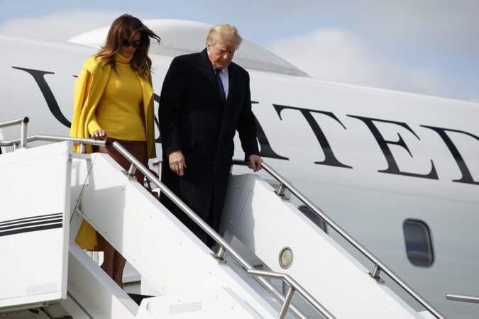 Donald et Melania descendent de l'avion aux Etats-Unis