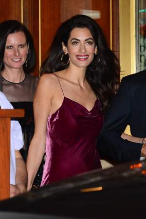 Amal Clooney très sexy en robe lie de vin Cinq à Sept