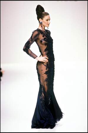 Sculpturale en robe noire pour le défilé Jean Louis Scherrer en 1994