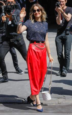 Marion Cotillard lookée et souriante au défilé Chanel