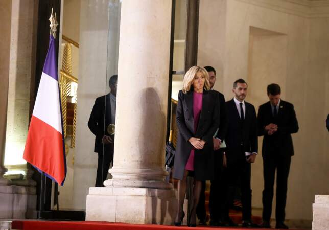 Brigitte Macron, ce 23 janvier, à l'Elysée dans une robe fuchsia et manteau ajusté