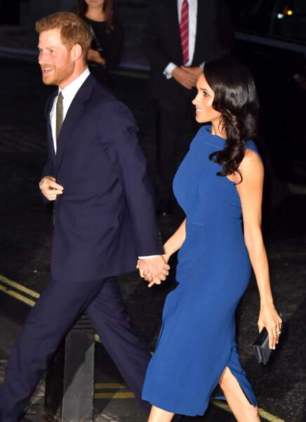 Comme à son habitude, le couple royal arrive en se tenant la main.