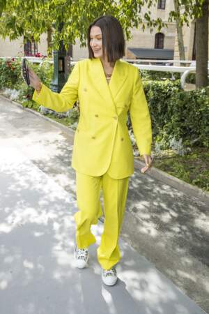 Bella Hadid en smoking jaune fluo, portée avec des baskets blanches l'autre tendance de la rentrée