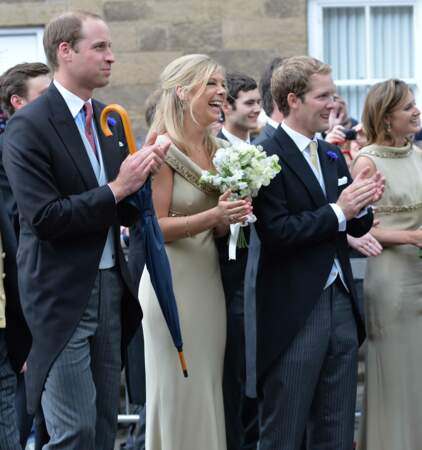 2013. Chelsy,  restée très amie avec le prince William, assiste au mariage d'amis communs