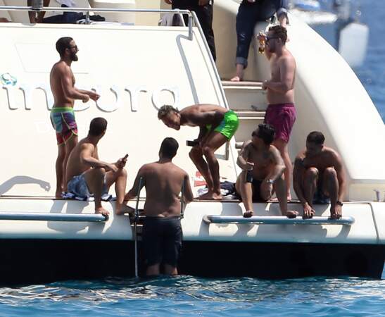 Neymar sur un bateau avec ses amis à Saint-Tropez