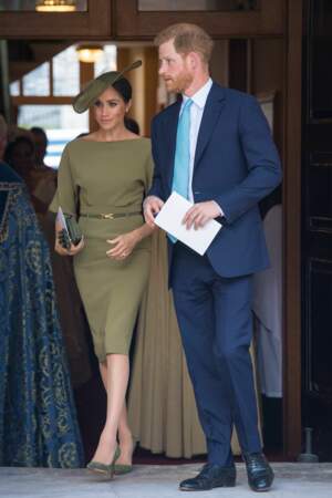 C'est encore en kaki que l'épouse d'Harry s'est affichée (dans une robe Ralph Lauren), début juillet 2018.