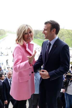 Brigitte Macron en manteau rose Louis Vuitton et jean skinny