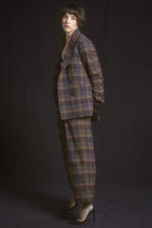 Alberto Biani mélange esthétique des années 1980 et costumes masculins, comme une touche british dans son dressing.