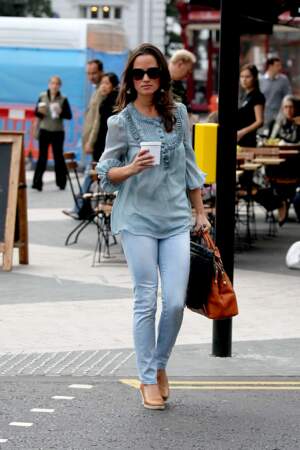 Pippa Middleton, en jean slim et top en soie bleu, dans le quartier de Chelsea à Londres, en 2011 