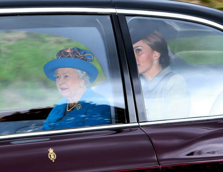 Kate Middleton arrive avec la reine à Balmoral