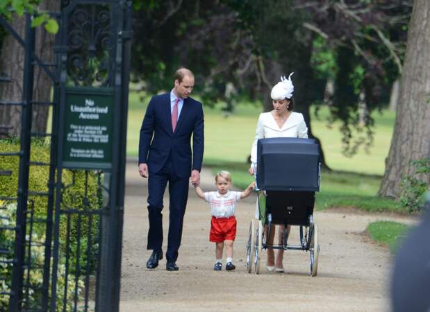Le 5 juillet la foule se presse pour accueillir la famille royale au baptême de la petite Charlotte