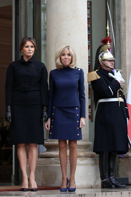 Brigitte Macron en tailleur-jupe courte accueille Melania Trump à l'Elysée