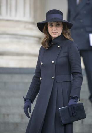 Kate Middleton, très enceinte en manteau Carolina Herrera et gants Cornelia James