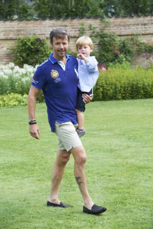 Le prince Frederik de Danemark (ici avec son fils en 2013) possède un tatouage en forme de requin sur le mollet 