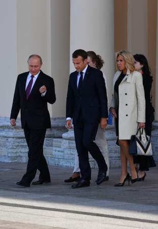 Brigitte Macron en petite robe noire pour rencontrer Vladimir Poutine