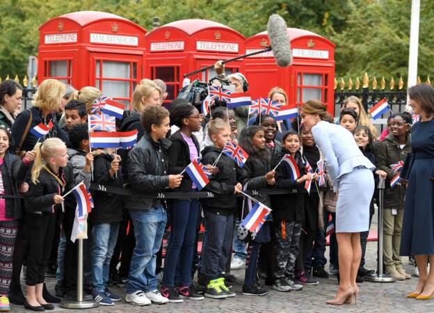 La duchesse prend le temps de saluer les jeunes sujets du Royaume des Pays-Bas