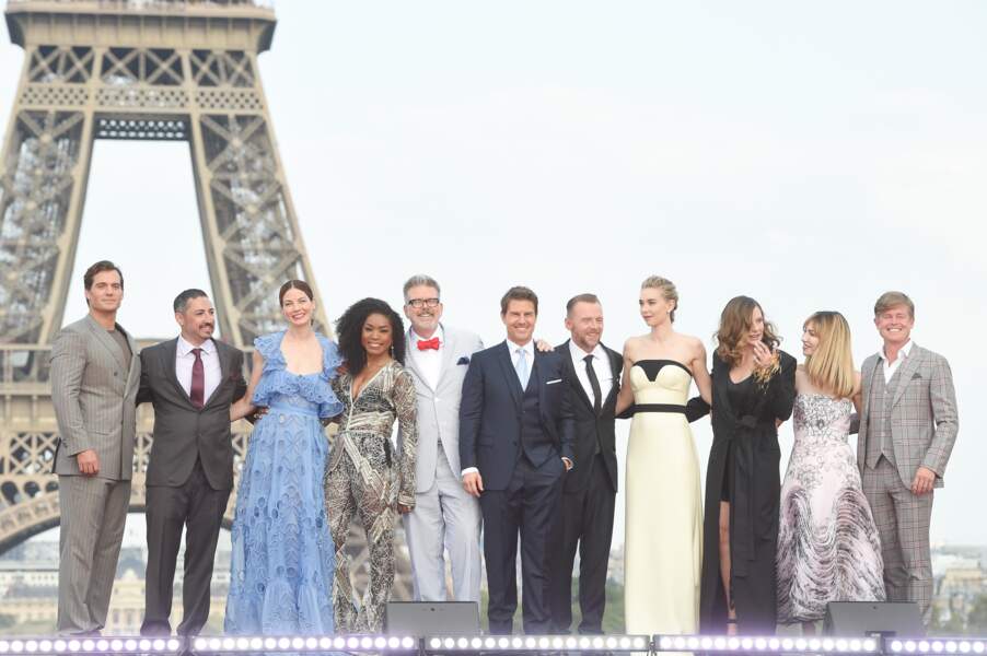 Toute l'équipe de "Mission : Impossible - Fallout" prend la pose devant la tour Eiffel.