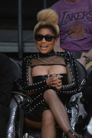 Nicki Minaj arbore un sublime "nappy" bun lors d'un match de baskets. 