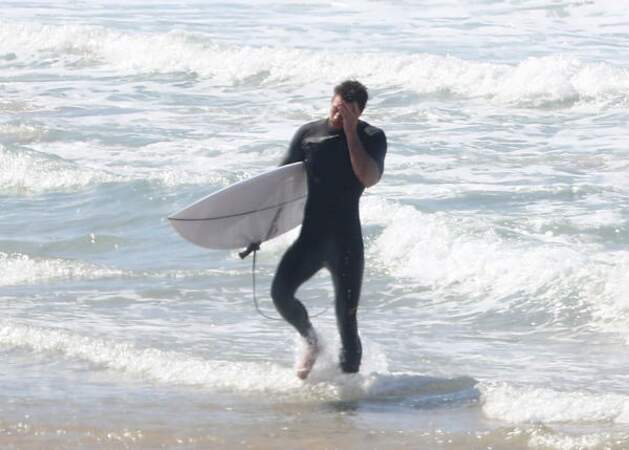 Après quelques vagues, Liam Hemsworth remonte, l'air toujours troublé par sa récente rupture