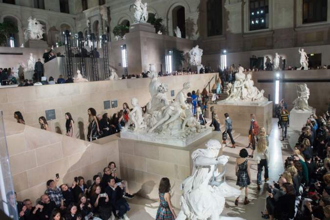 Pour la première fois de son histoire, le musée du Louvre accueillait un défilé de mode 