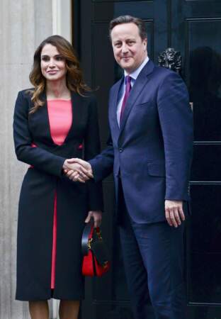 La souveraine et le premier ministre anglais terminent leur entretien par une poignée de mains formelle