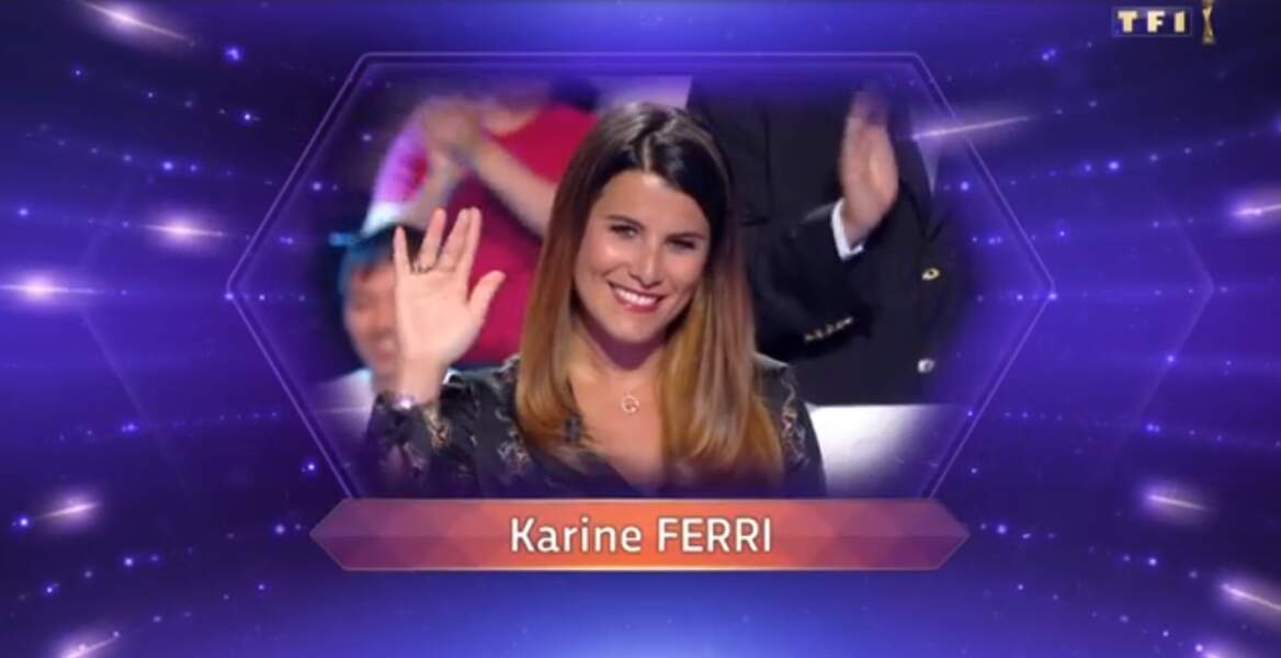 Karine Ferri, radieuse, salue les téléspectateurs du Grand concours des animateurs de TF1.