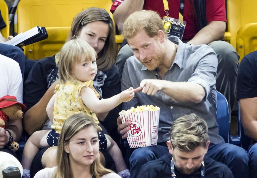 Le prince Harry regarde un match avec une petite fille lors des Invictus Games