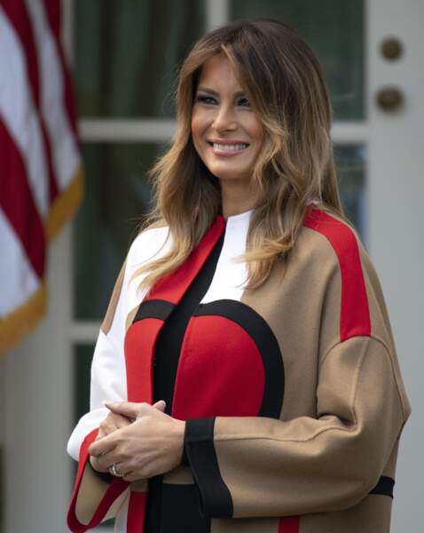 Melania Trump et son manteau Dior lors de la cérémonie de Thanksgiving à la Maison Blanche le 20 novembre 2018