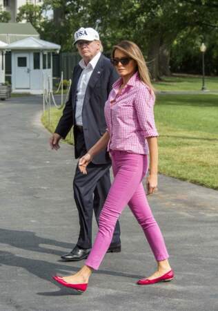 Melania Trump en jean et chemise vichy rose le 27 août 2017.