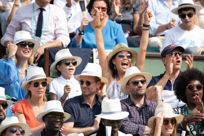 Julie Gayet, son fils, Woody Harrelson et son épouse Laura se réjouissent à Roland Garros le 9 juin 2018