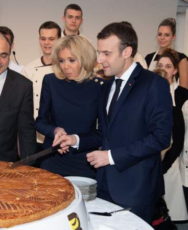 Brigitte Macron vient aider son président de mari pour le découpage de la galette