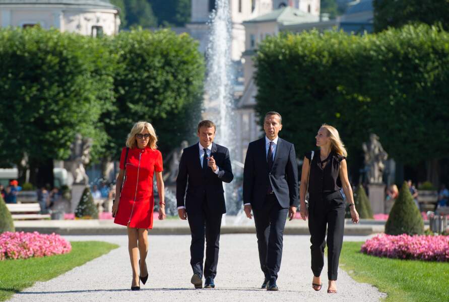 Brigitte Macron affiche une ligne parfaite dans sa robe rouge et rock