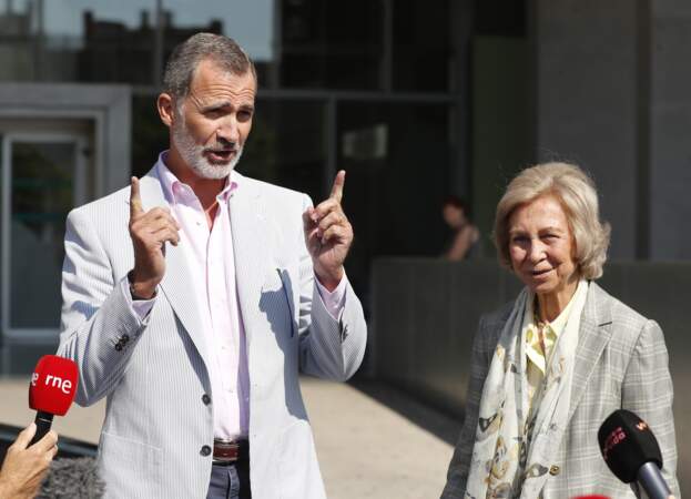 Le roi Felipe et la reine Sofia rassurent la presse et les Espagnols à la sortie de l'hôpital, le 24 août.