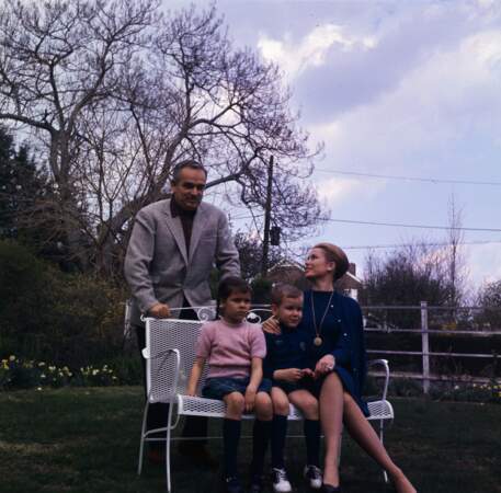 La Princesse Grace en famille dans le jardin de sa maison familiale à Philadelphie , en avril 1962