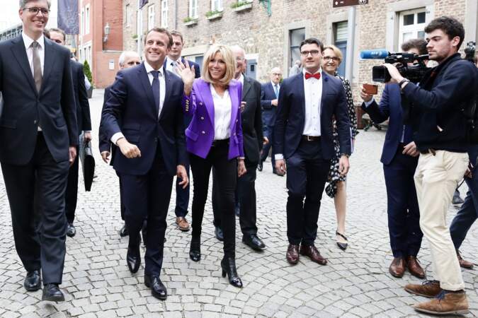 Brigitte Macron, souriante, avant qu'Emmanuel Macron reçoive le prix Charlemagne