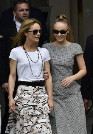 Vanessa Paradis et sa fille Lily-Rose Depp toujours ensemble au défilé Chanel, en juillet 2018