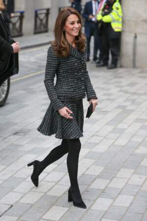 Kate Middleton les cheveux lâchés et légèrement ondulés