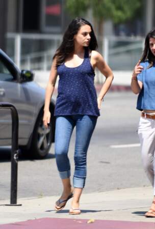 Mila Kunis enceinte de son deuxième enfant dévoile son ventre rond
