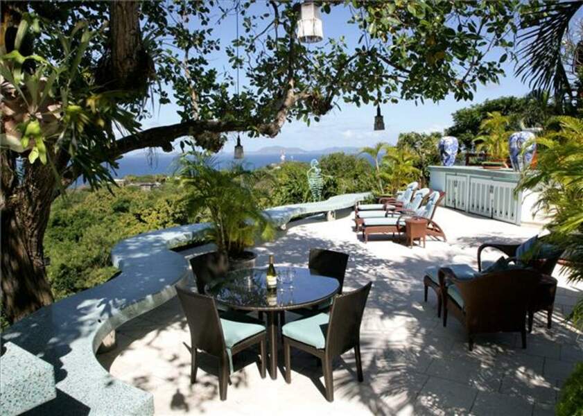 L'une des terrasses avec vue sur la mer des Caraïbes de la villa de David Bowie à l'île Moustique