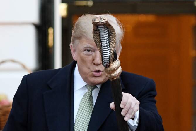 Donald Trump s'est prêté au jeu des photos, armé de son serpent en plastique