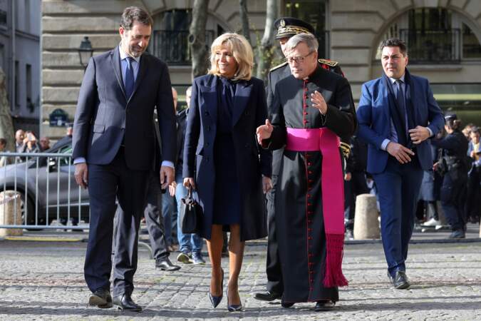 Brigitte Macron a choisi cette robe courte mais élégante pour assister à la messe chrismale à Saint-Sulpice