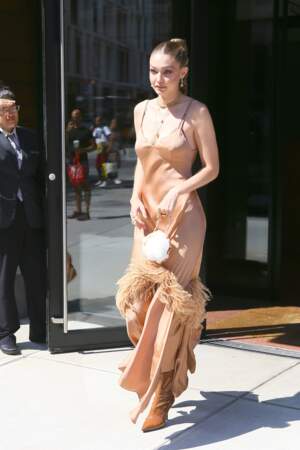 Pour compléter sa tenue, Gigi Hadid avait misé sur des bottes en cuir beige